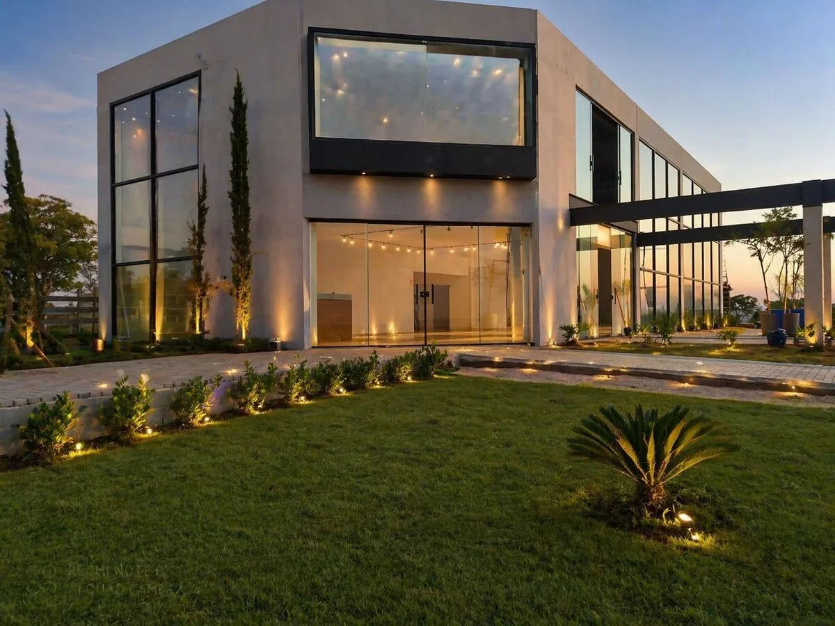 Riviera de Santa Cristina — fachada contemporânea com grandes panos de vidro