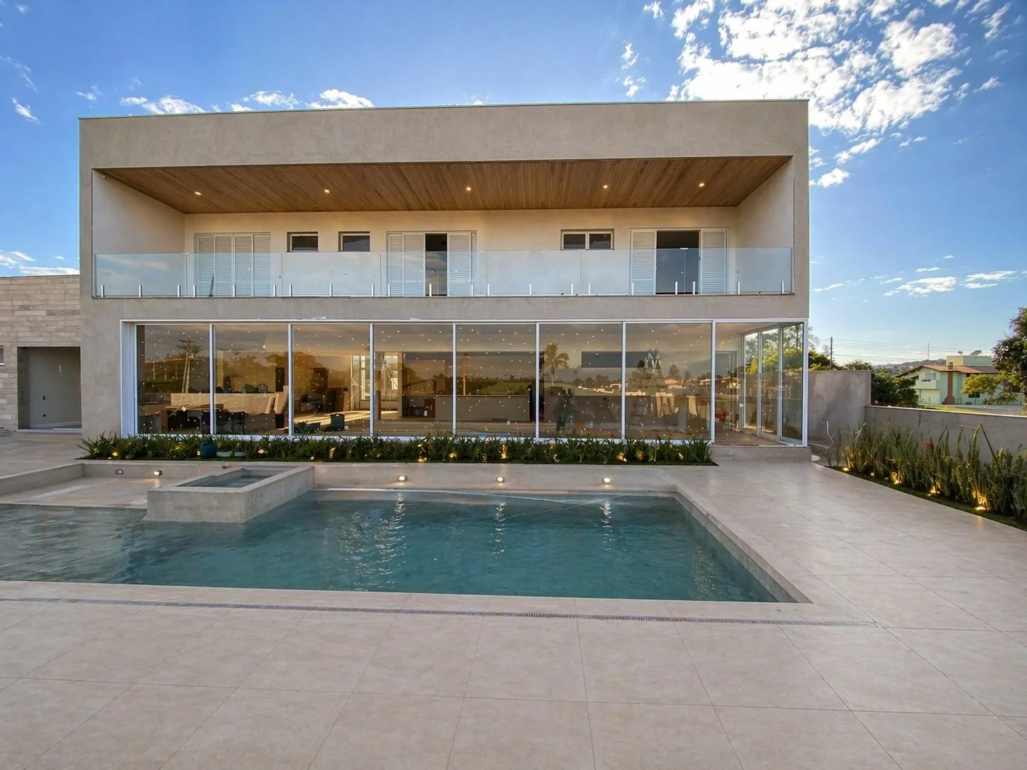 Santa Bárbara Resort — residência de grande porte com fechamento em vidro